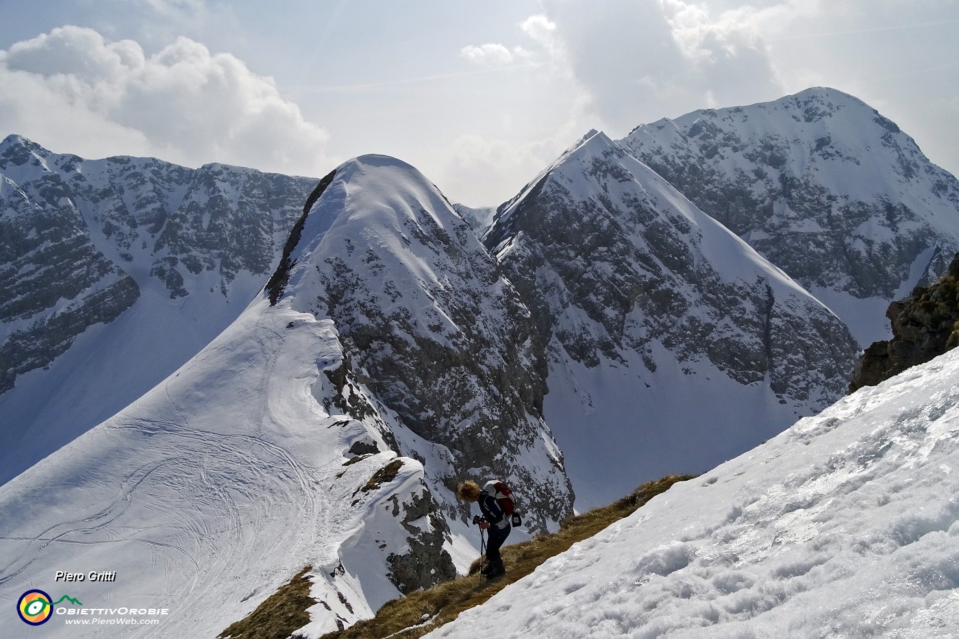 75 Dalla cima con attenzione  ci abbassiamo al passo.JPG -                                